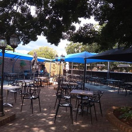 Suits Guest House & Bar Carletonville 외부 사진