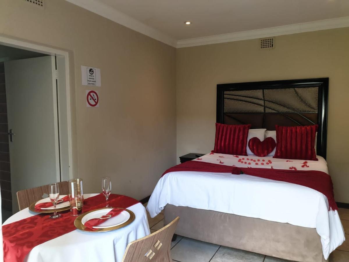 Suits Guest House & Bar Carletonville 외부 사진