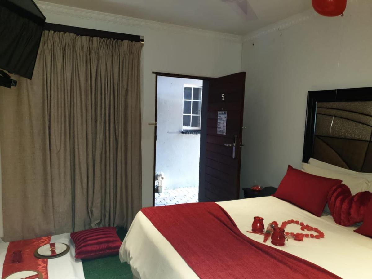 Suits Guest House & Bar Carletonville 외부 사진