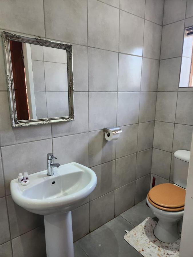 Suits Guest House & Bar Carletonville 외부 사진