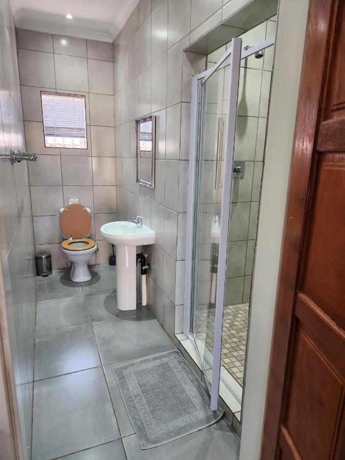 Suits Guest House & Bar Carletonville 외부 사진