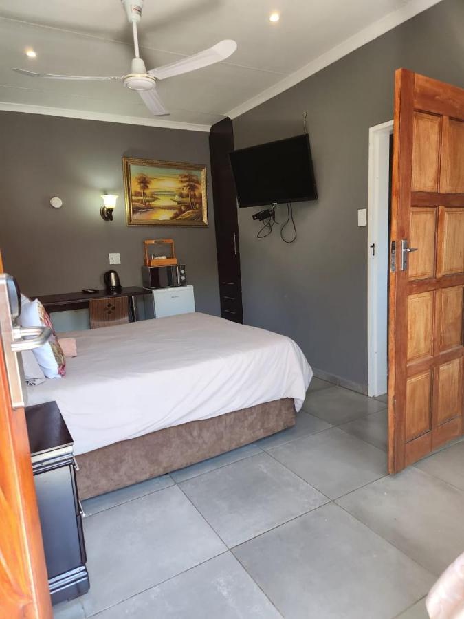 Suits Guest House & Bar Carletonville 외부 사진